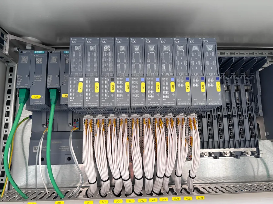 Pano içinde etiketlenmiş kablolarıyla Siemens PLC giriş-çıkış kartları